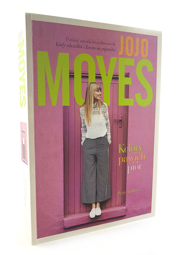 okładka książki kolory pawich piór Jojo Moyes wydawnictwo Znak między słowami