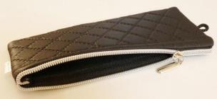 Okładka książki Piórnik POL 057 pikowany czarny MESIO.pl