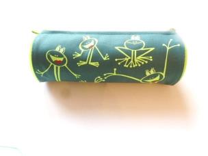 Okładka książki Piórnik POL 053 z nadrukiem Żaba Fluo MESIO.pl