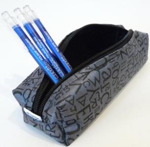 Okładka książki Piórnik POL 083 z nadrukiem litery MESIO.pl