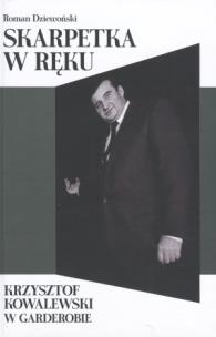Okładka książki Skarpetka w ręku Krzysztof Kowalewski w garderobie