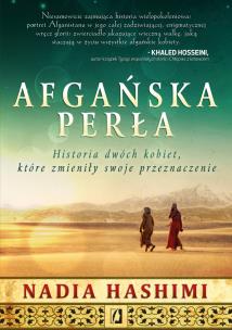 Afgańska perła. Historia dwóch kobiet, które zmieniły swoje przeznaczenie. Autor: Nadia Hashimi. Multiszop.pl Okładka książki Afgańska perła. Historia dwóch kobiet, które zmieniły swoje przeznaczenie