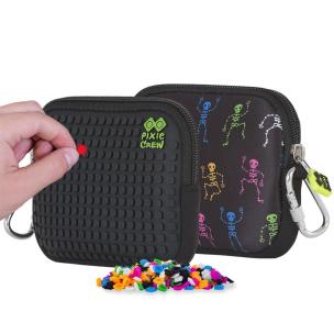 Saszetka czarna w kolorowe kościotrupy. Wydawca: Pipistrello. Multiszop.pl Opakowanie Saszetka czarna w kolorowe kościotrupy