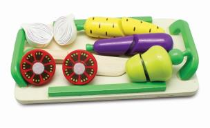 Opakowanie Drewniana deska z warzywami do krojenia na rzepy