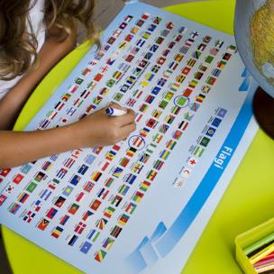 Okładka książki PODKŁADKA NA BIURKO + PISAK DWUSTRONNA MAPA POLITYCZNA ŚWIATA 