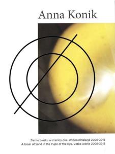 Okładka książki Anna Konik Ziarno piasku w źrenicy oka. Wideoinstalacje 2000—2015