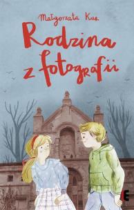Rodzina z fotografii. Autor: Kur Małgorzata. Multiszop.pl Okładka książki Rodzina z fotografii