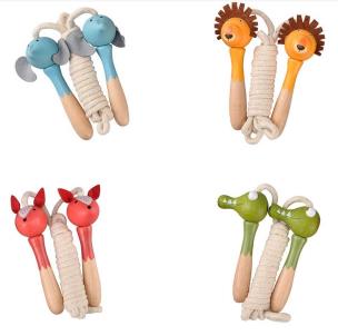 Skakanka z drewnanym uchwytem Zwierzaki. Wydawca: Askato. Multiszop.pl Opakowanie Skakanka z drewnanym uchwytem Zwierzaki