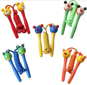 Skakanka z drewnianym uchwytem Zwierzątko. Wydawca: Askato. Multiszop.pl Opakowanie Skakanka z drewnianym uchwytem Zwierzątko