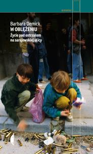 Okładka książki W oblężeniu. Życie pod ostrzałem na sarajewskiej ulicy wyd. 2021