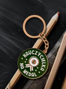 Brelok nauczycielka na medal. Wydawca: Nadwyraz. Multiszop.pl Opakowanie Brelok nauczycielka na medal