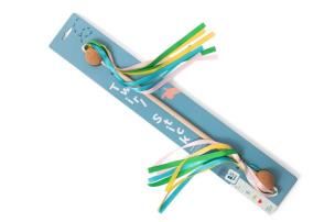 Drewniana pałeczka Mażoretki - kijek z tasiemkami. Wydawca: BS Toys. Multiszop.pl Opakowanie Drewniana pałeczka Mażoretki - kijek z tasiemkami