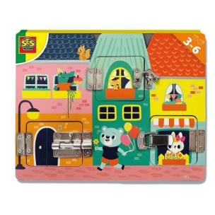 Drewniana  tablica z  zamkami i zatrzaskami. Wydawca: SES Creative. Multiszop.pl Opakowanie Drewniana  tablica z  zamkami i zatrzaskami