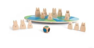 Drewniane Balansujące króliczki. Wydawca: BS Toys. Multiszop.pl Opakowanie Drewniane Balansujące króliczki