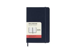 Kalendarz 2025 12M Moleskine P dzienny Sapphire Blue 9x14. Wydawca: Moleskine. Multiszop.pl Opakowanie Kalendarz 2025 12M Moleskine P dzienny Sapphire Blue 9x14