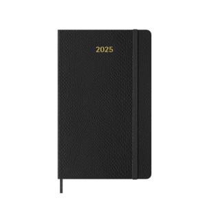 Kalendarz 2025 tygodniowy L syn. skóra czarny. Wydawca: Moleskine. Multiszop.pl Opakowanie Kalendarz 2025 tygodniowy L syn. skóra czarny