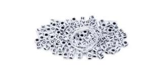 Opakowanie Koraliki literki biała kostka 20g + sznurek 1m