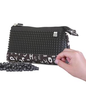 Neoprenowy piórnik na suwak z czarnym panelem. Wydawca: Cass Film. Multiszop.pl Opakowanie Neoprenowy piórnik na suwak z czarnym panelem