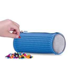 Okrągły piórnik na suwak z niebieskim panelem. Wydawca: Cass Film. Multiszop.pl Opakowanie Okrągły piórnik na suwak z niebieskim panelem