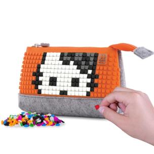 Piórnik na suwak PIXIE CREW z pomarańcz. panelem. Wydawca: Cass Film. Multiszop.pl Opakowanie Piórnik na suwak PIXIE CREW z pomarańcz. panelem