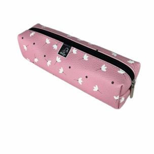 Piórnik prostokąt kostka Kwiatki białe w różu. Wydawca: Bee-bee. Multiszop.pl Opakowanie Piórnik prostokąt kostka Kwiatki białe w różu