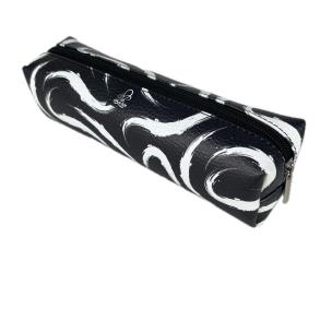 Piórnik prostokąt kostka Maziaje czarne. Wydawca: Bee-bee. Multiszop.pl Opakowanie Piórnik prostokąt kostka Maziaje czarne