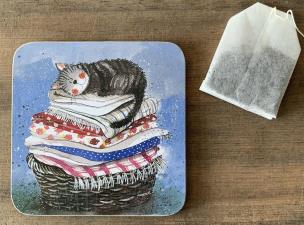 Opakowanie Podkładka pod kubek C17 Kot na koszu z praniem