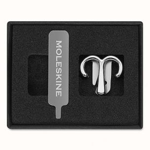 Przypinka do notatnika kalendarza zodiak baran. Wydawca: Moleskine. Multiszop.pl Opakowanie Przypinka do notatnika kalendarza zodiak baran