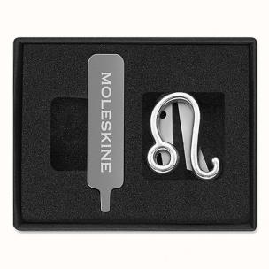 Przypinka do notatnika kalendarza zodiak lew srebr. Wydawca: Moleskine. Multiszop.pl Opakowanie Przypinka do notatnika kalendarza zodiak lew srebr