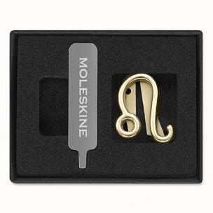 Przypinka do notatnika kalendarza zodiak lew złota. Wydawca: Moleskine. Multiszop.pl Opakowanie Przypinka do notatnika kalendarza zodiak lew złota