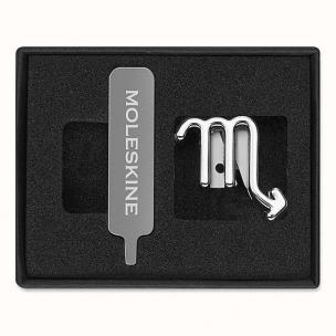 Przypinka do notatnika kalendarza zodiak skorpion. Wydawca: Moleskine. Multiszop.pl Opakowanie Przypinka do notatnika kalendarza zodiak skorpion