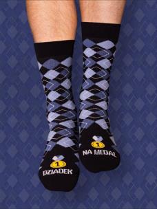 Skarpety długie Dziadek na medal 41-46. Wydawca: Nadwyraz. Multiszop.pl Opakowanie Skarpety długie Dziadek na medal 41-46