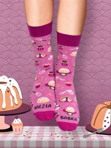 Skarpety długie Niezła babka 35-38. Wydawca: Nadwyraz. Multiszop.pl Opakowanie Skarpety długie Niezła babka 35-38