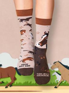 skarpety/ KONIE 41-46. Wydawca: Nadwyraz. Multiszop.pl Opakowanie skarpety/ KONIE 41-46