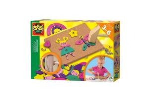 Tablica korkowa zestaw z młotkiem. Wydawca: SES Creative. Multiszop.pl Opakowanie Tablica korkowa zestaw z młotkiem