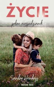 Życie pełne niespodzianek. Autor: Sandra Hendrys. Multiszop.pl Okładka książki Życie pełne niespodzianek