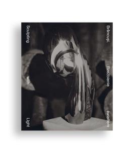 Brancusi. Rzeźbienie światłem. Autor: Brancusi. Multiszop.pl Okładka książki Brancusi. Rzeźbienie światłem