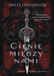 Cienie między nami. Autor: Levenseller Tricia, Katarzyna Bieńkowska. Multiszop.pl Okładka książki Cienie między nami