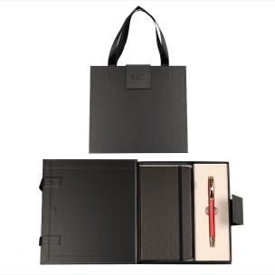 Długopis + notes Classic premium czerwono-złoty. Wydawca: CRESCO. Multiszop.pl Opakowanie Długopis + notes Classic premium czerwono-złoty