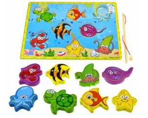 Drewniane puzzle magnetyczne z wędką i rybkami. Wydawca: Bączek. Multiszop.pl Opakowanie Drewniane puzzle magnetyczne z wędką i rybkami
