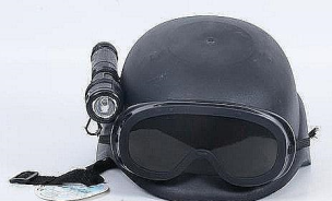 Opakowanie Hełm policyjny z latarką