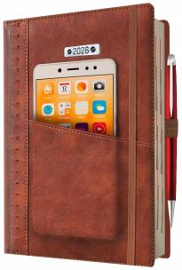 Kalendarz 2026 A5 dzienny z kieszonką i gumką. Wydawca: Evena. Multiszop.pl Opakowanie Kalendarz 2026 A5 dzienny z kieszonką i gumką