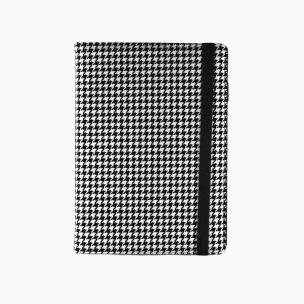 Kalendarz 2026 Modena premium A5 dzienny na gumkę czarno-biały KDP-25MD. Wydawca: I-DROPS. Multiszop.pl Opakowanie Kalendarz 2026 Modena premium A5 dzienny na gumkę czarno-biały KDP-25MD