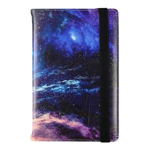 Kalendarz 2026 Print Space A5 dzienny na gumkę z nadrukiem kosmos KD-25PR. Wydawca: I-DROPS. Multiszop.pl Opakowanie Kalendarz 2026 Print Space A5 dzienny na gumkę z nadrukiem kosmos KD-25PR