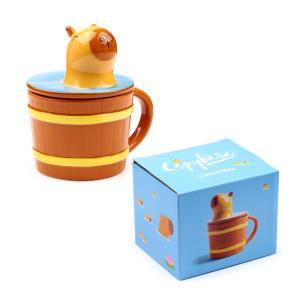 Kubek ceramiczny z przykrywką Kapibara LMUG24. Wydawca: PUCKATOR EUROPEAN DISTRIBUTION CENTRE. Multiszop.pl Opakowanie Kubek ceramiczny z przykrywką Kapibara LMUG24
