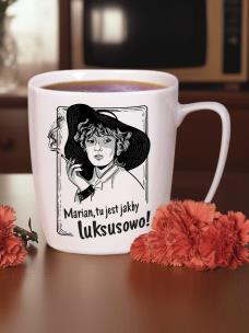 kubek/ MARIAN TU JEST JAKBY LUKSUSOWO. Wydawca: Nadwyraz. Multiszop.pl Opakowanie kubek/ MARIAN TU JEST JAKBY LUKSUSOWO