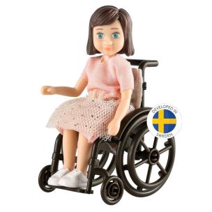Lalka na wózku inwalidzkim. Wydawca: MICKI. Multiszop.pl Opakowanie Lalka na wózku inwalidzkim