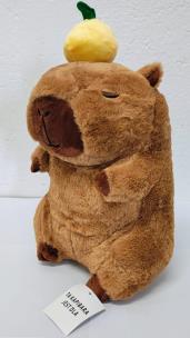 Maskotka pluszowa Kapibara z owocem 30cm. Wydawca: SPECIAL GIFT. Multiszop.pl Opakowanie Maskotka pluszowa Kapibara z owocem 30cm