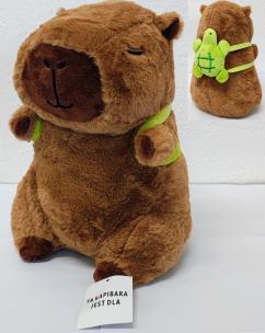 Maskotka pluszowa Kapibara z plecakiem 30cm. Wydawca: SPECIAL GIFT. Multiszop.pl Opakowanie Maskotka pluszowa Kapibara z plecakiem 30cm