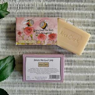 Mydło ozdobne Pszczoły i róże. Wydawca: Alex Clark. Multiszop.pl Opakowanie Mydło ozdobne Pszczoły i róże